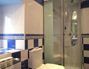 Un baño con inodoro y ducha de cristal. en Las Frascuelas, en Almajano 9 fotos más