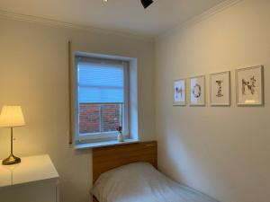 a bedroom with a bed and a window at Haus-am-See-Kolkstr-1-EG-rechts in Norddeich