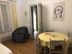 a small room with a table and a chair at Les Hirondelles in Saint-Florentin