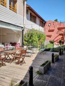 a patio with tables and chairs and a building at Departamento Céntrico San Martin de los Andes in San Martín de los Andes