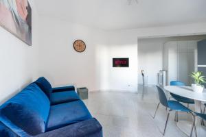 Una sala de estar con un sofá azul y una mesa. en Dreams Little Apartment - M5 Station - Near Center, en Milán 6 fotos más
