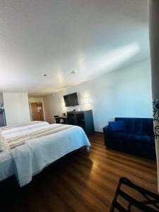 Postel nebo postele na pokoji v ubytování SureStay Plus Hotel by Best Western Niagara Falls East