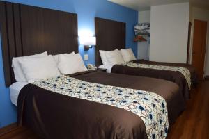 Postel nebo postele na pokoji v ubytování SureStay Plus Hotel by Best Western Niagara Falls East