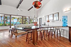 a kitchen and living room with a table and chairs at La Perla del Caribe - Villa Amber in San Pedro