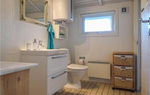 un bagno con un water, un lavandino e una finestra di Holiday Home Sønder Vasevej Blåvand Iv a Blåvand Altre 12 foto