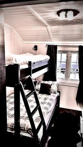 a room with two bunk beds and a window at Hytta for 8 personer skiut/inn in Trysil