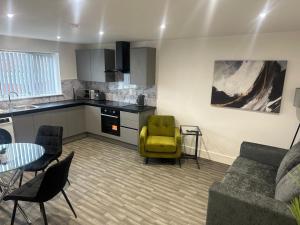 Dapur atau dapur kecil di 2-Bedroom Gems - Travel Easily Between Cities