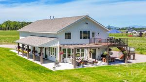 哥伦比亚瀑布Gather in Comfort on Large Property with Four Units and Views的相册照片