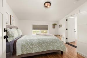 哥伦比亚瀑布Gather in Comfort on Large Property with Four Units and Views的相册照片
