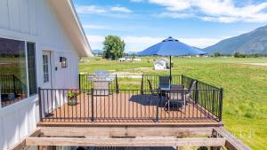 哥伦比亚瀑布Gather in Comfort on Large Property with Four Units and Views的相册照片
