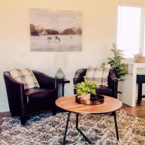 哥伦比亚瀑布Gather in Comfort on Large Property with Four Units and Views的相册照片