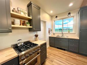 哥伦比亚瀑布Gather in Comfort on Large Property with Four Units and Views的相册照片
