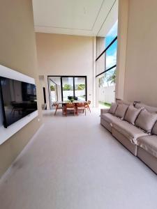 een woonkamer met een bank en een tafel bij Casa Sunset in Itacaré