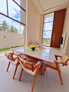 een eetkamer met een tafel en stoelen bij Casa Sunset in Itacaré