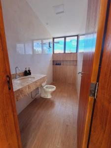 een badkamer met toilet en wastafel bij Casa Sunset in Itacaré