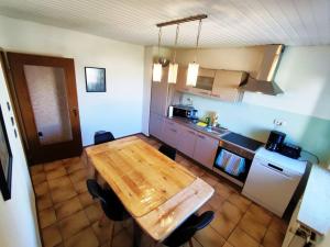 魏登Charmantes 2 BR Apartment mit Parkplatz的厨房的顶部景致,配有木桌
