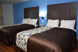 Postel nebo postele na pokoji v ubytování SureStay Plus Hotel by Best Western Niagara Falls East