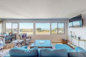 a living room with a couch and a table at Sea Esta in Fort Bragg