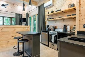 Η κουζίνα ή μικρή κουζίνα στο Modern Treehouse! Cozy Hot Tub, Views & Firepit!