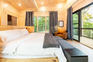 Ένα ή περισσότερα κρεβάτια σε δωμάτιο στο Modern Treehouse! Cozy Hot Tub, Views & Firepit!