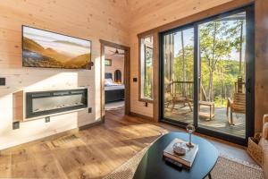 Μια τηλεόραση ή/και κέντρο ψυχαγωγίας στο Modern Cabin! Views,hot Tub, Fireplace & Firepit!
