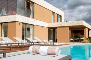Bazén v ubytování Villa Sanpadeo for kids & families in Central Istria with jacuzzi, sauna & sea view nebo v jeho okolí