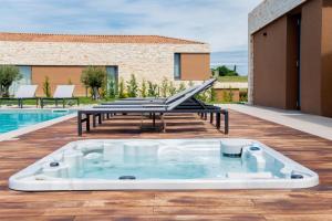 Bazén v ubytování Villa Sanpadeo for kids & families in Central Istria with jacuzzi, sauna & sea view nebo v jeho okolí