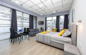 Ένα ή περισσότερα κρεβάτια σε δωμάτιο στο Amazing Apartment In Kastel Novi