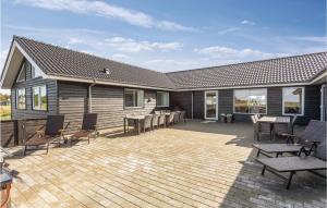 una casa con patio arredato con sedie e tavolo di 8 Bedroom Awesome Home In Thisted a Thisted Altre 14 foto