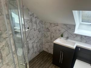 Koupelna v ubytování Modern 2-Bed Flat in Long Eaton with Free Parking