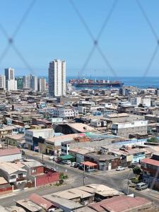 a view of a city with buildings and the ocean at Departamento familiar Iquique in Iquique