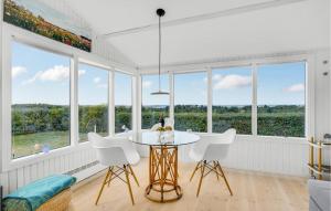 Fotografie z fotogalerie ubytování Nice Home In Fårevejle With Kitchen v destinaci Fårevejle