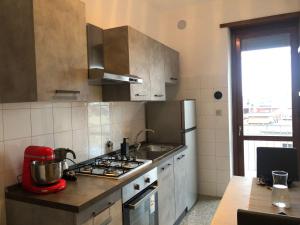 une cuisine avec un évier et une cuisinière four supérieur dans l'établissement Metro molinette panoramico con 6 posti letto, à Turin 20 autres photos