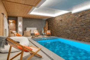 una piscina in una stanza con muro di mattoni di Chalet JERI Spa Piscine Serre Chevalier a Briançon