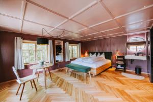 Postel nebo postele na pokoji v ubytování Gasthof Adler Schwarzenberg