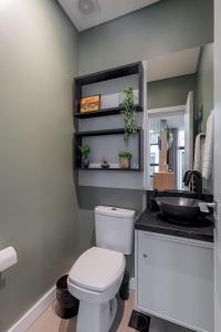 een badkamer met een wit toilet en een wastafel bij Luxo e Estilo no centro by Achei Gramado in Gramado +26 foto's