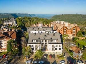 een luchtzicht op een groot huis in een stad bij Luxo e Estilo no centro by Achei Gramado in Gramado