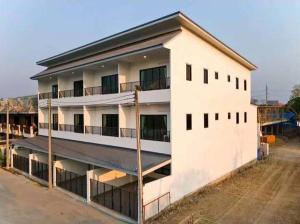 Un gran edificio blanco con muchas ventanas. en Modern House CNX, en Chiang Mai