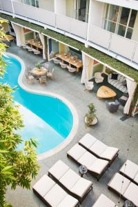 an overhead view of a hotel with a swimming pool at Avalon Hotel Beverly Hills, a Member of Design Hotels in Los Angeles