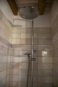 una ducha con cabezal de ducha en un baño en La Casita de los Pájaros, en San Martín de Valdeiglesias