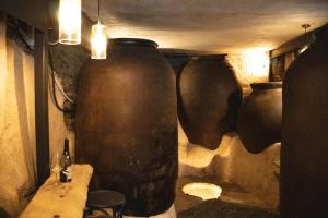 Habitación con 3 jarrones grandes en la pared en La Casita de los Pájaros, en San Martín de Valdeiglesias