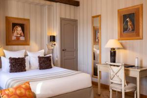 Postel nebo postele na pokoji v ubytování Hotel Pas De Calais