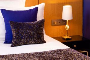 Postel nebo postele na pokoji v ubytování Hotel Pas De Calais