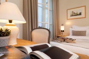 Postel nebo postele na pokoji v ubytování Hotel Pas De Calais