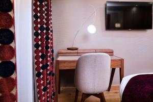 TV a/nebo společenská místnost v ubytování Hotel Pas De Calais
