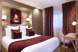 Postel nebo postele na pokoji v ubytování Hotel Pas De Calais