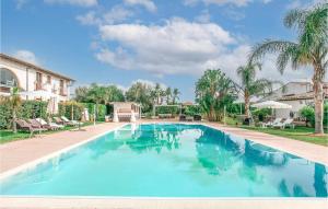 Πισίνα στο ή κοντά στο 2 Bedroom Pet Friendly Home In Siracusa