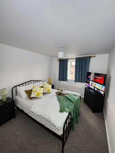 Fotografie z fotogalerie ubytování 4 Bed House - Sleeps 8 - Parking - Garden - Wifi v destinaci Buckingham