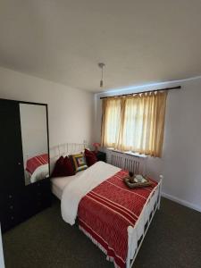 a bedroom with a large bed and a mirror at 4 Bed House - Sleeps 8 - Parking - Garden - Wifi in Buckingham