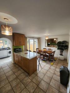 Fotografie z fotogalerie ubytování 4 Bed House - Sleeps 8 - Parking - Garden - Wifi v destinaci Buckingham